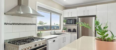 Jääkaappi, mikroaaltouuni, uuni, liesi