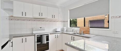 冷蔵庫、オーブン、コンロ、食器洗い機