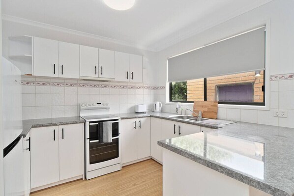 Fridge, oven, stovetop, dishwasher