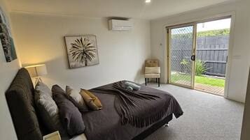 1 bedroom, desk, WiFi