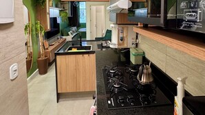 Una cocina moderna con una isla central, estufa y microondas.