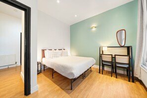 2 bedrooms, iron/ironing board, Internet, bed sheets - 2-Bedroom Apartment in Vibrant Shoreditch (London)