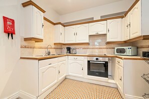 Fridge, microwave, oven, stovetop - 2-Bedroom Apartment in Vibrant Shoreditch (London)