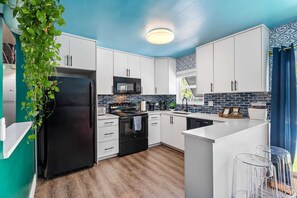 Refrigerador, microondas, horno, placa de cocina