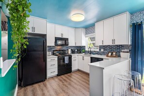 Kylskåp, mikrovågsugn, ugn och spishäll