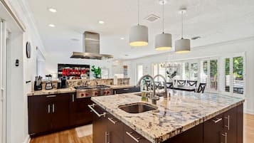Eine moderne Küche mit dunklen Schränken, Granit-Arbeitsplatten und Edelstahlgeräten.