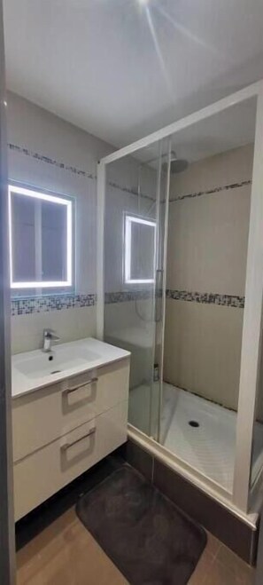 Shower, hair dryer, towels, toilet paper - Menton Centre Ville (Menton)