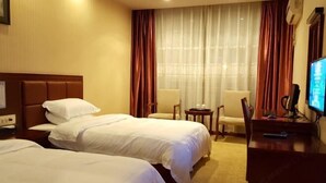 A hotel room with two beds, a TV, a desk, and a chair. - Yongzhou Haolaiwu Riverview Hotel (Yongzhou)