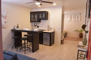 Micro-ondes, cafetière/bouilloire, plancha