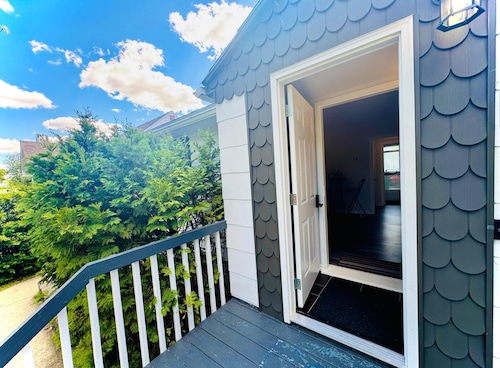 Beautiful house//self check in//7 mins to YEG Airport//Nature walk🌴