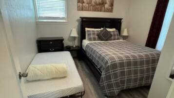 2 habitaciones, escritorio, tabla de planchar con plancha y wifi gratis