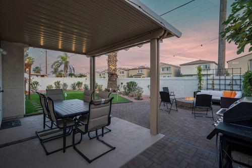 8BR 5BA SuperHero Retreat-King Beds, BBQ, Hammock, Firepit, MiniGolf, WorkSpace