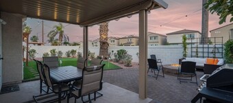 8BR 5BA SuperHero Retreat-King Beds, BBQ, Hammock, Firepit, MiniGolf, WorkSpace