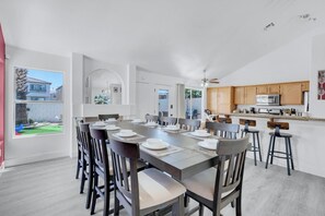 Dining - 8BR 5BA SuperHero Retreat-King Beds, BBQ, Hammock, Firepit, MiniGolf, WorkSpace (North Las Vegas)