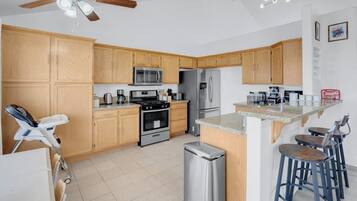 Een koelkast, een magnetron, een oven, een kookplaat