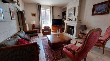 Fernseher, Kamin, Bücher