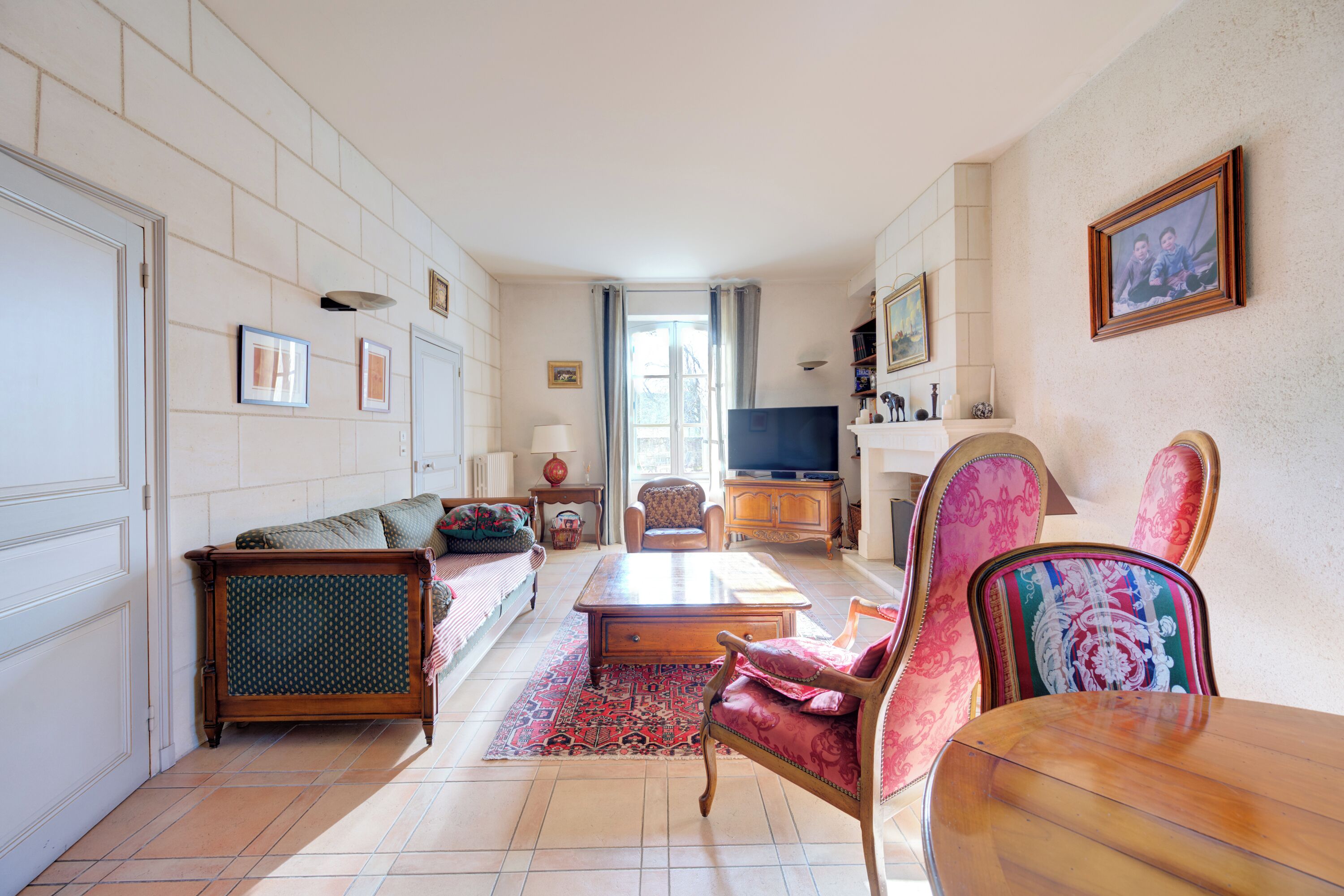 Télévision, cheminée, livres