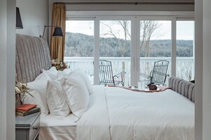 标准房, 1 张特大床, 阳台, 湖景 | 客房内保险箱、遮光窗帘、熨斗/熨衣板、免费 WiFi