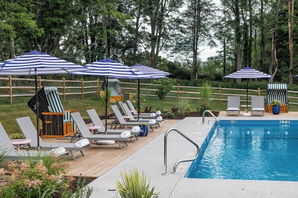 Seasonal outdoor pool - Kenoza Hall (Kenoza Lake)