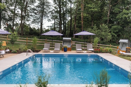 Una piscina al aire libre de temporada