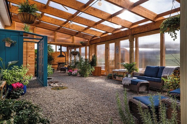 Couples treatment room(s), sauna, hot tub, body treatments, hydrotherapy - Kenoza Hall (Kenoza Lake)