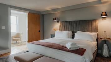 Habitación estándar, 1 cama de matrimonio grande, planta baja | 1 dormitorio, caja fuerte, cortinas opacas