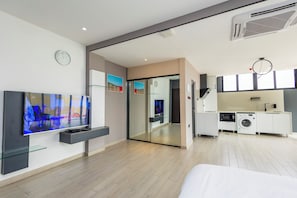 Premium bedding, memory foam beds, in-room safe, individually decorated - Bankable Roomzzz (Accra)