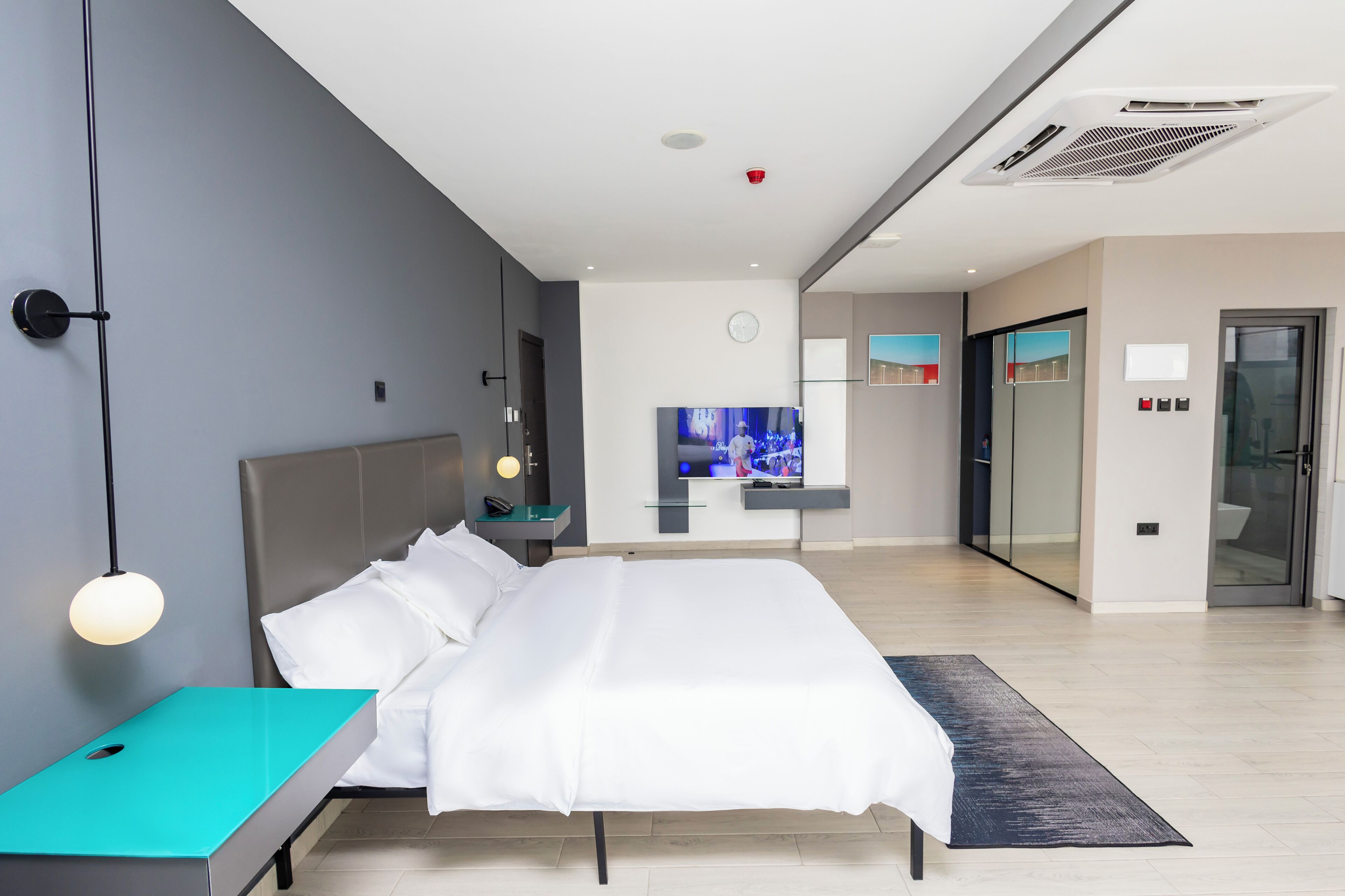 Sengetøy av topp kvalitet, memory foam-senger og safe på rommet