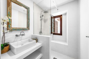 Dusche, Haartrockner, Handtücher, Seife