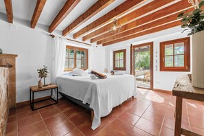 7 quartos, ferros/tábuas de passar roupa, Wi-Fi, roupa de cama