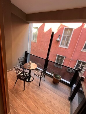 Suite – deluxe, 1 queensize-seng med sovesofa | Terrasse/patio