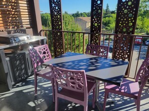 Outdoor dining - Beautiful T3, 700 m from the Pont du Gard (Remoulins)