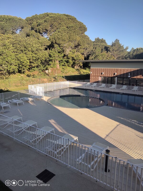 Outdoor pool, a heated pool - Beautiful T3, 700 m from the Pont du Gard (Remoulins)