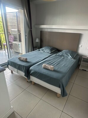 2 Schlafzimmer, Reisekinderbett, kostenloses WLAN, Bettwäsche