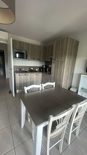 Kühlschrank, Mikrowelle, Herdplatte, Geschirrspüler