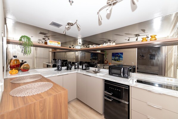 Fridge, microwave, oven, stovetop - Large 1 bedroom Full Kitchen South of Fifth (MIAMI BEACH)