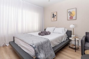 1 bedroom, iron/ironing board, WiFi, bed sheets - Large 1 bedroom Full Kitchen South of Fifth (MIAMI BEACH)