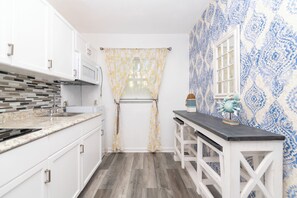 Fridge, microwave, oven, stovetop - Renovated Studio on Collins avenue (MIAMI BEACH)