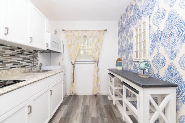 Fridge, microwave, oven, stovetop - Renovated Studio on Collins avenue (MIAMI BEACH)