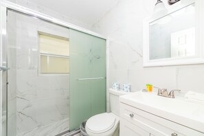 Hair dryer, towels - Renovated Studio on Collins avenue (MIAMI BEACH)