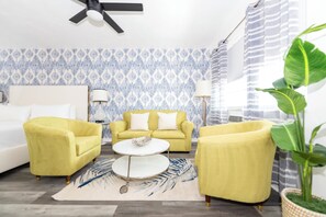 TV, offices - Renovated Studio on Collins avenue (MIAMI BEACH)