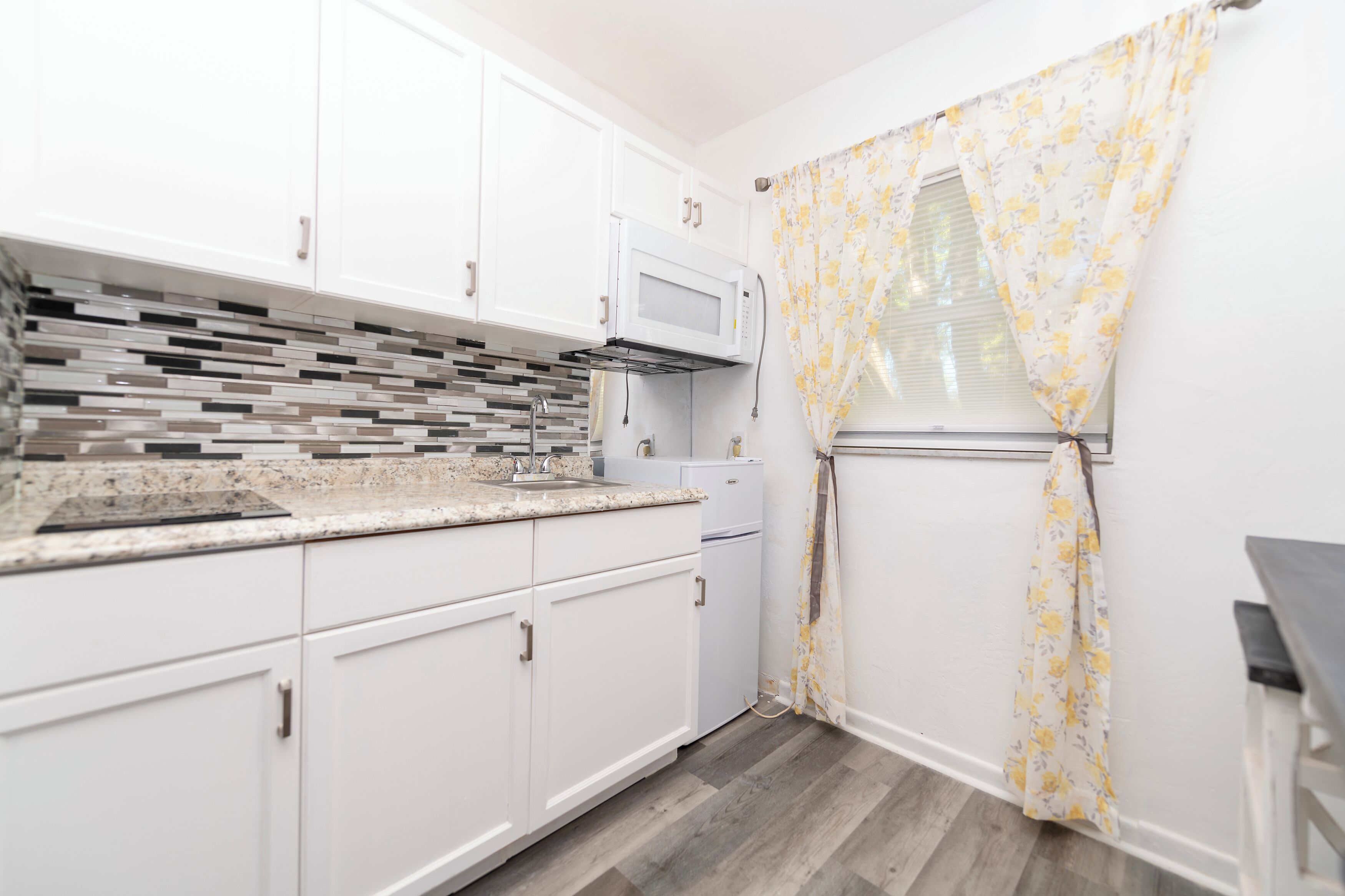 Réfrigérateur, micro-ondes, four, plaque de cuisson