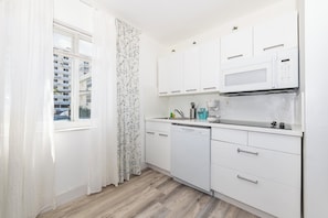 Fridge, microwave, oven, stovetop - Family 2 bedroom full kitchen South of Fifth (MIAMI BEACH)