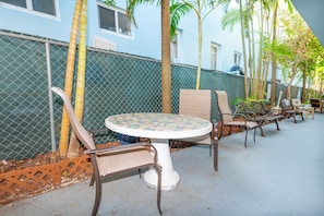 Outdoor dining - Family 2 bedroom full kitchen South of Fifth (MIAMI BEACH)