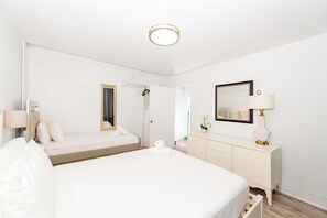 1 bedroom, iron/ironing board, WiFi, bed sheets - 1 bedroom full Kitchen family group (MIAMI BEACH)