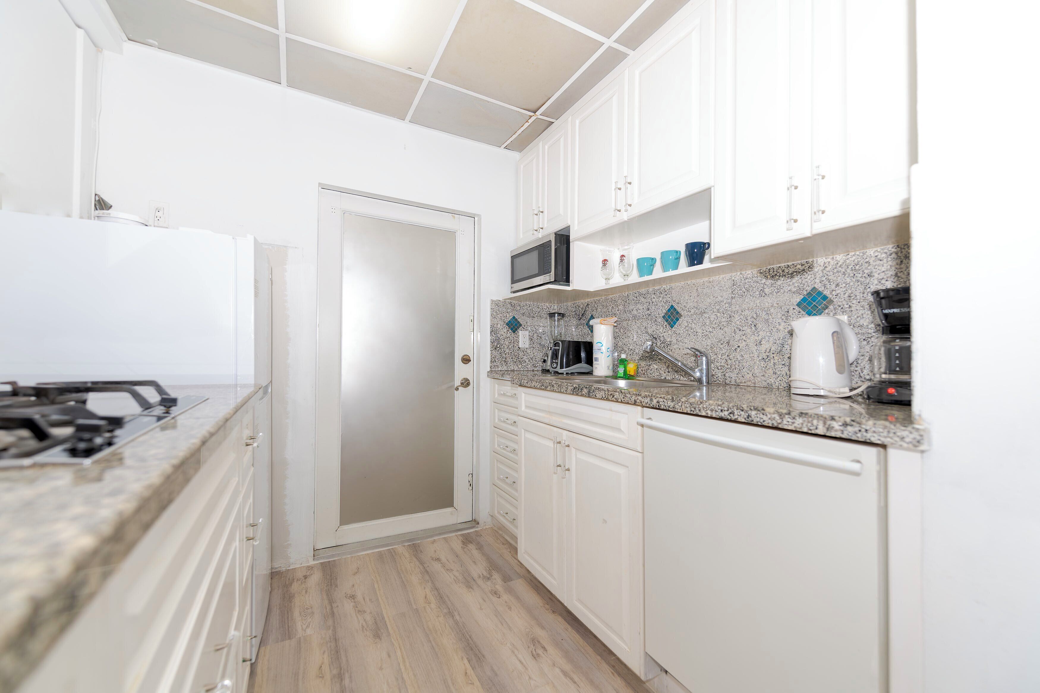 ثلاجة، ميكروويف، فرن، موقد طهي مسطح