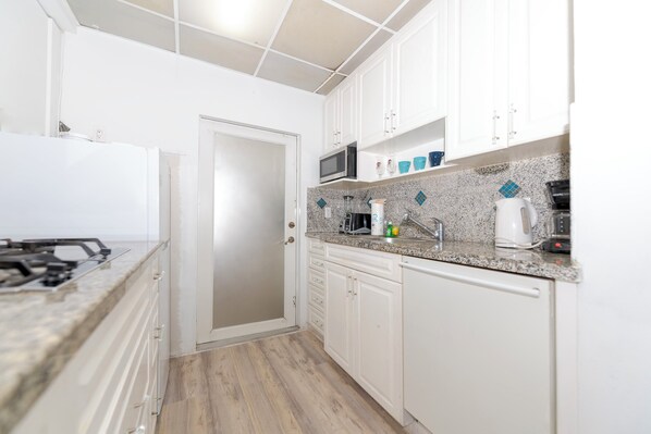 Fridge, microwave, oven, stovetop - 1 bedroom full Kitchen family group (MIAMI BEACH)