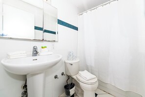 Hair dryer, towels - 1 bedroom full Kitchen family group (MIAMI BEACH)