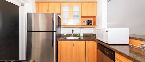 Kjøleskap, mikrobølgeovn, ovn og kokeplater