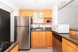 冷蔵庫、電子レンジ、オーブン、コンロ